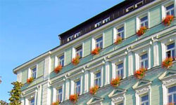 Moderní budova SILO v Brništi s květinovými okny a detailní architekturou.