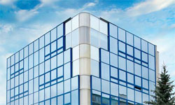 Moderní kancelářská budova SILO v Brništi s velkými skleněnými okny.