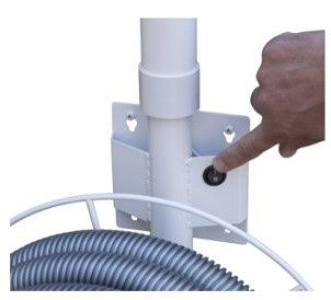 Hadicový naviják na zavlažování s ovládacím tlačítkem.