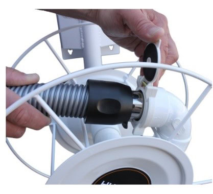 Hadicový naviják na čističce SmartVac pro snadné skladování hadic.